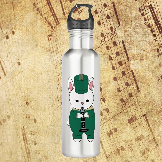 Garrafa Banda Clarinet Coelho Marchante Dourado (A water bottle with a rabbit playing clarinet wearing a green & gold marching band uniform.)