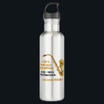 Garrafa Banda Personalizada do Jogador Saxofone Dourado<br><div class="desc">Este moderno segundo grau de ouro marchando garrafa d'água banda apresenta o nome do estudante e banda sob o instrumento saxofone. Personalize os membros de bandas de concerto,  som eólico ou sintonia,  ou o seu diretor,  para obter um presente de manutenção da graduação do excelente.</div>