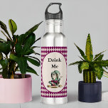 Garrafa Beba-me Alice no País das Maravilhas<br><div class="desc">Adicione um pouco de Alice no País das Maravilhas com este design de "Beba-me" de Chapéu Louco. Apresenta o texto "Beba-me" acima do Chapéu Louco, em magenta, e no centro rodeado por um tabuleiro magenta e de harlequin creme. Este design adiciona um pouco de humor e capricho de um livro...</div>
