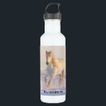 Garrafa Belo Cavalo Branco Correndo na Neve<br><div class="desc">Uma garrafa de água personalizada com uma fotografia de um lindo cavalo branco. Atravessando um campo coberto de neve. Majestosa e bonita.</div>