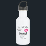 Garrafa bigode e Lábios Sr. & Sra. Aniversário<br><div class="desc">Uma garrafa de água de aniversário personalizada com um design moderno - lábios de barriga cor-de-rosa glamourosos e uma ilustração masculina retrorreflectora do bigode. O texto diz o senhor deputado e a senhora deputada e o senhor pode personalizar com o seu nome e número de anos juntos.</div>