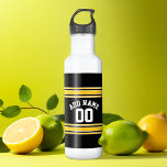 Garrafa Black Dourada Sports Jersey com seu nome e número<br><div class="desc">Se você é dono de uma equipe de futebol de fantasia,  faça seus próprios produtos e mostre aos seus amigos! Ou...  você joga futebol Segundo grau e quer uma lembrança? Esta design de camisa é perfeita para qualquer um que joga esportes.</div>