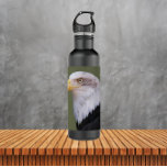 Garrafa Cabeça de Águia Bald Americana<br><div class="desc">Acaba a sede enquanto se desloca com esta garrafa de água de aço inoxidável, que mostra a foto de uma cabeça madura de águia-careca. Selecione a cor da garrafa de água.</div>