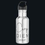 Garrafa CARPE DIEM | Tipografia do nome com letra Black Ha<br><div class="desc">Pense o dia! É isso! Torne sua vida extraordinária! Garrafa de água preta e prateada com "Carpe Diem" em duas fontes: uma magnífica e sexy tipografia de escrita escrita escrita escrita,  e uma bela,  leve e elegante serifa de areia. Personalizado com o nome abaixo. Na moda. Moderno. Que lindo!</div>