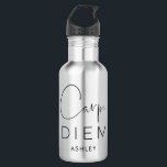 Garrafa CARPE DIEM | Tipografia do nome com letra Black Ha<br><div class="desc">Pense o dia! É isso! Torne sua vida extraordinária! Garrafa de água preta e prateada com "Carpe Diem" em duas fontes: uma magnífica e sexy tipografia de escrita escrita escrita escrita,  e uma bela,  leve e elegante serifa de areia. Personalizado com o nome abaixo. Na moda. Moderno. Que lindo!</div>