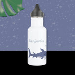 Garrafa Cartoon Sharon Kid Water Bottle com Nome<br><div class="desc">É fácil manter sua criança hidratada durante o verão ou durante todo o ano na escola, obrigados para esta divertida garrafa de água reutilizável. Ele apresenta um tubarão de desenho animado. Personalize-o com o nome do seu filho para que seja facilmente reconhecível e não se perca! Procure por uma lanchonete....</div>