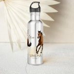 Garrafa Cavalo Mustang selvagem e cavalo livre personaliza<br><div class="desc">As ditas de festas de mostardas selvagens e gratuitas de mostardas,  graciosamente galopando mustang mare,  cavalo marrom,  belo presente personalizado para amantes de cavalos,  também podem ser como um presente de festas temido,  vocês podem escrever cada nome de criança nele.</div>