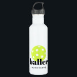 Garrafa Chamador de Pickleball Personalizado<br><div class="desc">Garrafa de água de picleball personalizada com um monograma de "picles baller" e nome personalizado ou texto em letra clássica e moderna de monograma. Presente de excelente para homens, mulheres, jovens ou meninos ou jogadores de picleball adolescente que gostam de um design ousado e elegante numa engraçada garrafa de água...</div>