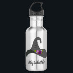 Garrafa Chapéu da Bruxa Negra com Flores Personalizadas<br><div class="desc">Crie um presente personalizado com um olhar perverso e uma sensação de Dia das Bruxas. Essa garrafa d'água mostra um chapéu de bruxa em cinzas de carvão e preto decorado com flores em roxo,  magenta e lavanda. Está pronto para ser personalizado com um nome abaixo em letra de script.</div>