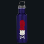 Garrafa Chapéu de Banda de Marcha com Penas Monograma<br><div class="desc">Crie um presente personalizado perfeito para marchar membros e instrutores da banda. Esta garrafa de água apresenta uma ilustração simples de um chapéu de banda marcial com penas no topo em creme ou marfim e vermelho escuro. Está pronto para ser personalizado com iniciais de monogramas na coordenação de letras coloridas...</div>