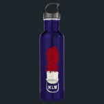 Garrafa Chapéu de Banda de Marcha com Penas Monograma<br><div class="desc">Crie um presente personalizado perfeito para marchar membros e instrutores da banda. Esta garrafa de água apresenta uma ilustração simples de um chapéu de banda marcial com penas no topo em creme ou marfim e vermelho escuro. Está pronto para ser personalizado com iniciais de monogramas na coordenação de letras coloridas...</div>