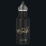 Garrafa Chic Black Elegant Monogramo Monograma Dourado Nom<br><div class="desc">Personalize seu lindo monograma preto-e-Dourado e elegante com nome de script e garrafa de água inicial; nunca mais perder! Se precisar de ajuda, por favor, avise-nos em belytaliarecipes@gmail.com, e teremos todo o prazer em ajudá-lo. © Belytalia 2022</div>