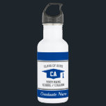 Garrafa Classe de Graduação de segundo grau do nome person<br><div class="desc">Graduação de segundo grau Classe de oferta de garrafa de água esportiva com nome personalizado 2025. modelo azul e branco marinho com o logotipo moderno do boné de tassel e faixas atléticas. Ideias personalizadas de presente de celebração para o mais velho superior, formando universitário e estudante universitário. Disponível em cores...</div>