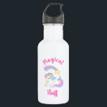 Garrafa Coisa mágica com Unicórnio e estrela fotografante<br><div class="desc">Uma garrafa de água com o texto: Coisa Mágica. Projetado com um adorável unicórnio branco com mané e cauda verde-pastel,  roxo,  amarelo e rosado. Esta criatura mágica está deitada dormindo pacificamente com uma estrela cadente colorida no arco-íris voando sobre sua cabeça.</div>