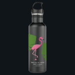 Garrafa Dama de casamento Flamingo rosa Preto Personalizad<br><div class="desc">Esta garrafa d'água apresenta minha ilustração rosa do flamingo e folhas tropicais. Personalize facilmente para seus convidados de casamento como parte da entrega do seu pântano para o casamento de destino. Um presente divertido e memorável com o qual você pode presentear seus convidados de casamento. Fundo preto.</div>