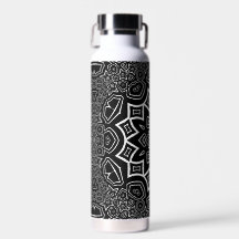 garrafa de água com padrão preto e branco abstrato