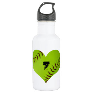 Garrafa de água com softball. dado forma coração