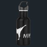 Garrafa de água conhecida personalizada dos<br><div class="desc">Garrafa de água personalizada dos esportes das artes marciais do presente do monograma. Cor metálica de aço dos stainles preto e branco. Ideia desportiva do presente para miúdos, professor, instrutor, instrutor, treinador, jogadores, companheiros da equipe e fãs de esportes. Design moderno da tipografia com nome feito sob encomenda, citações engraçadas,...</div>