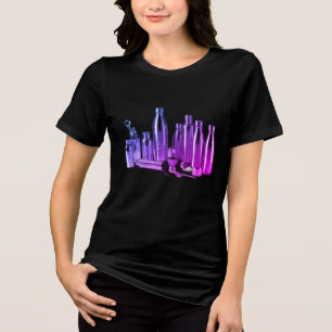 Garrafa de água de aço lilas em uma camiseta preta