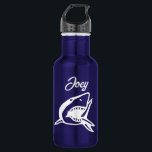 garrafa de água personalizada de tubarão branco-ex<br><div class="desc">Presente de garrafa de água personalizada de tubarão branco excelente. Frasco de bebida de cor azul ou personalizada. Adicione seu próprio nome personalizado. Ideia de presente única para crianças, marinheiros, navegadores, capitães de barco, pescadores etc. Desenho de tubarão selvagem.</div>
