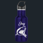 garrafa de água personalizada de tubarão branco-ex<br><div class="desc">Presente de garrafa de água personalizada de tubarão branco excelente. Frasco de bebida de cor azul ou personalizada. Adicione seu próprio nome personalizado. Ideia de presente única para crianças, marinheiros, navegadores, capitães de barco, pescadores etc. Desenho de tubarão selvagem.</div>