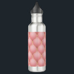Garrafa de Água Tufada com Ouros Dourados rosa<br><div class="desc">Garrafas de água com luxo cor-de-rosa rosa cor-de-rosa rosa Dourada Diamante Tufted Gemstone Patterno Personalizável Gift - ou Adicione Seu Nome / Texto - Faça seu presente especial! Redimensionar e mover ou remover / adicionar texto / elementos com a ferramenta Personalização! Design por MIGNED! Por favor, veja meus outros projetos/designs...</div>