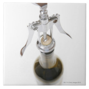 Garrafa de vinho com corkscrew.