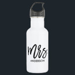 Garrafa Ela Própria Personalizada<br><div class="desc">Dê a ela sua própria garrafa de água personalizada com uma grande tipografia química "Sra." e seu sobrenome. Uma caneca correspondente também está disponível para o Sr.. Estes fazem presentes de excelente para familiares, colegas, professores, amigos e muito mais.</div>