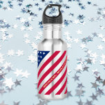 Garrafa EUA Patriotic Red Blue Stars Strike Water Bottle<br><div class="desc">O americano, Stars and Stripes, Glória Velha, faixa com Espingarda Estelar, bandeira dos EUA, azul vermelho branco, personalizado, monograma / iniciais, legal, na moda, leve, resistente a fissuras, à prova de derramares, garrafa de água de aço inoxidável, para mostrar seu orgulho, patriotismo, amor. Para personalizar, basta inserir seu nome /...</div>