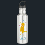 Garrafa Fazendo malabarismo com gatas personalizadas<br><div class="desc">Adicione um nome para criar um presente personalizado divertido para malabaristas ou para alguém que esteja aprendendo a fazer malabarismo. Esta garrafa d'água apresenta uma ilustração fofa de um gato laranja malabarizando bolas,  e está pronta para ser personalizada com um nome ou outra mensagem em letras azuis.</div>