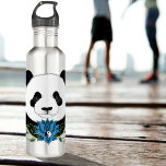 Garrafa Flor de Lotus do Urso Panda<br><div class="desc">Retrato de um urso Panda fofo com uma flor de lótus azul num pano de fundo verde</div>