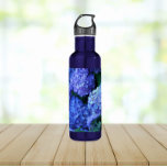 Garrafa Flores de Hydrangea Azul Floral<br><div class="desc">Tire a sede desta garrafa de água de aço inoxidável, que apresenta uma foto embrulhada de lindas flores azuis da Mophead Hydrangea, comumente conhecidas como Hortensia e Hydrangea francesa. Selecione o tamanho e a cor do frasco. Um design floral adorável!</div>