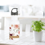 Garrafa Flores Modernas de Pastel e Presente Personalizado<br><div class="desc">Este presente personalizado é uma bela e única opção para quem ama flores e um toque de encanto rústico. O presente apresenta um conjunto de flores pastéis modernas colocadas sobre um fundo de papel kraft, criando um belo contraste que certamente irá pegar o olho.As flores são organizadas de forma na...</div>