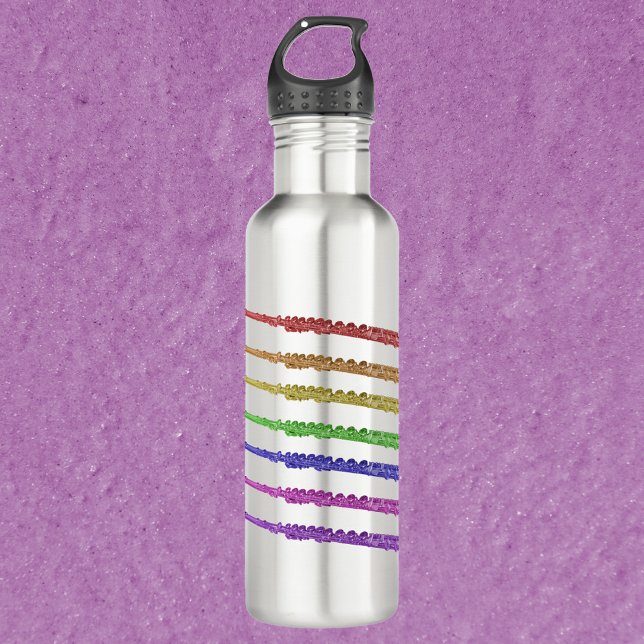 Garrafa Flutes Instrumento arco-íris (A water bottle with red, orange, yellow, green, blue, pink and purple flutes)