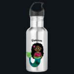 Garrafa Folha personalizada do falso da sereia do<br><div class="desc">A folha personalizada do falso da sereia do afro-americano caçoa a garrafa de água. A sereia pequena adorável com falso foil a cauda verde, a camisola de alças magenta do rosa quente e a estrela do mar cor-de-rosa em seu cabelo preto escuro. Personalize com nome no roteiro curvado bonito acima...</div>