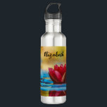 Garrafa Foto bonito de uma Flor de Lotus em um Pond<br><div class="desc">Garrafa de água com uma fotografia de um lago com uma linda flor vermelha de lótus a vomitar por cima.</div>