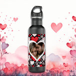 Garrafa Foto de Corações e Flores Vermelhas, Pretas e Bran<br><div class="desc">Flores vermelhas,  pretas e brancas e padrão de corações personalizados com o tumbler de fotos. Uma design romântica para quando você está no clima de amor. Um presente bonito para Dia de os namorados,  um presente de casamento ou aniversário.</div>
