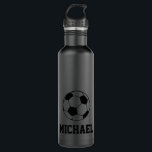 Garrafa Futebol de Nomes Personalizados Preto<br><div class="desc">Personalizou toda a garrafa de água do jogador de futebol preto-a-preto com um simples nome personalizado de bola de futebol com uma impressão monográfica numa letra desportiva retrô. Presente de excelente para homens, mulheres ou jogadores de futebol juvenil com um olhar desportivo clássico elegante e sutil e design moderno e...</div>