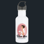 Garrafa Futura Sra. com Noiva em Wedding Gown<br><div class="desc">Uma garrafa de água com o texto: Futura Sra., com o seu nome personalizado. Ilustrada com uma noiva marrom feliz sorrindo. Ela está vestindo um vestido branco e segurando um buquê de flores com um véu bonito no cabelo. Defina dentro um quadro de câmera oval cor-de-rosa com uma borda dimensionada....</div>