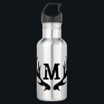 Garrafa Garrafas de veado monograma de água metálica<br><div class="desc">Trituradores de veados monogramaram garrafas de água metálicas. Vintage acessory com nome personalizado,  letra inicial. Ideia de presente masculina para sobrevivência,  caça,  caçador,  caminhada,  caminhantes,  campismo,  campismo,  esporte,  etc. design de chifres de animais selvagens. Adicione seu próprio texto personalizado.</div>