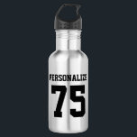 Garrafa Garrafas metálicas personalizadas para equipes des<br><div class="desc">Garrafas de aço inoxidável personalizadas para equipes desportivas. Uma garrafa de água de metal brilhante personalizada em muitas outras cores. Excelente para equipes desportivas e atividades ao ar livre, nomeadamente basquetebol, baseball, futebol, tênis, rugby, hóquei, futebol, voleibol, etc. Personalize com seu próprio nome, monograma, número de camisa, iniciais ou slogan...</div>