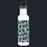 Garrafa Gatos de Tuxedo preto e branco<br><div class="desc">Felinos brancos e pretos, em seu negócio. Um padrão divertido num fundo azul de médio.</div>