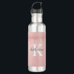 Garrafa Girly Blush Pink glitter goteja Monograma<br><div class="desc">Um elegante monograma branco e cinza num cor-de-rosa esbranquiçado,  a gotejar fundo brilhante enfeita esta garrafa de água. Personalize-o para si próprio ou personalize-o com um nome de amigo e inicial para o seu aniversário. Projetado para você pelo Blackberry Boulevard.</div>