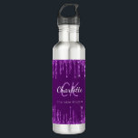 Garrafa Glitter púrpura goteja nome do monograma<br><div class="desc">Um fundo roxo profundo com brilho elegante,  púrpura púrpura,  pingos,  pintura pingando. Texto branco colorido. Personalize e adicione seu primeiro nome,  letra monográfica e nome do cheio. O primeiro nome é escrito com um script de estilo escrito à mão branca.</div>