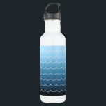 Garrafa Gradiente de Padrão de Onda Azul Serene<br><div class="desc">Lembre-se da água serena com um padrão de ondas de curvatura branca num gradiente azul que vai do azul claro ao azul marinho. Para ver o design Modern Blue Wave Pattern Gradient em outros itens, clique no link "Rocklawn Arts". Imagem criada digitalmente. Copyright ©Claire E. Skinner. Todos os direitos reservados....</div>