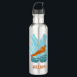 Garrafa Gráfico Personalizado de Jaqueta de Vida do Esqui<br><div class="desc">Crie um presente personalizado que seja perfeito para esquiadores de água e entusiastas de esportes aquáticos. Esta garrafa de água apresenta uma ilustração de um esquiador de água em cor laranja, azul-claro e azul-lacrimogênio em forma de colete de jaqueta salva-vidas. Abaixo está um ponto para adicionar um nome na cor...</div>