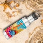 Garrafa Guarda-chuvas na areia<br><div class="desc">Ondas em uma praia arenosa, um surfista e banhistas sob guarda-chuvas coloridos, este canalha personalizado apresenta seu nome e "Beach Life" na frente e no verso, qualquer mensagem na faixa de turquesa - mostramos "MANTENDO LEGAL! PODE NÃO CONTER ÁGUA." Divertido para o verão, férias ou presente como presente. CORRESPONDENTE a...</div>