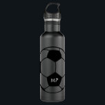 Garrafa Iniciais personalizados Futebol preto branco<br><div class="desc">Iniciais personalizadas de monograma em todas as garrafas de água personalizadas de jogador de futebol preto-a-preto e branco com uma simples impressão personalizada de nome monograma, moderna e mínima, da bola de futebol. Presente de excelente para homens, adolescentes e crianças jogadores de futebol que amam designs modernos e mínimos em...</div>