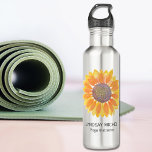 Garrafa Instrutor personalizado Yoga Sunflower<br><div class="desc">Este frasco de água para instrutores de ioga botânica moderno é decorado com um girassol de cor amarela. Facilmente personalizável. Use a Ferramenta Design para alterar o tamanho, o estilo ou a cor do texto. À medida que criamos a nossa trabalho de arte, não encontraremos esta imagem exata de outros...</div>