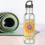 Garrafa Instrutor personalizado Yoga Sunflower<br><div class="desc">Esta garrafa de água instrutora de ioga botânica moderna é decorada com um girassol amarelo sobre fundo de aquarela e tipografia de na moda. Facilmente personalizável. Original Watercolor © Michele Davies.</div>